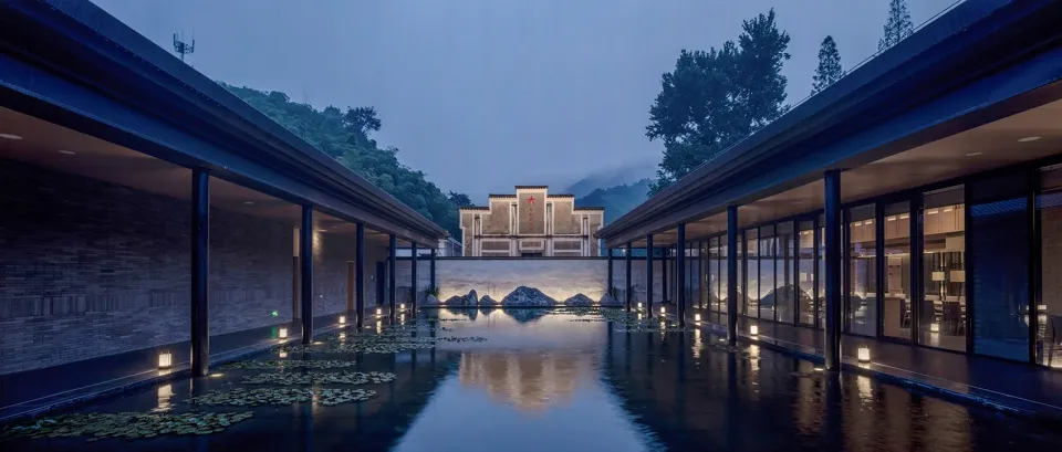 現代酒店大廳設有水景、玻璃牆與石材牆面。
