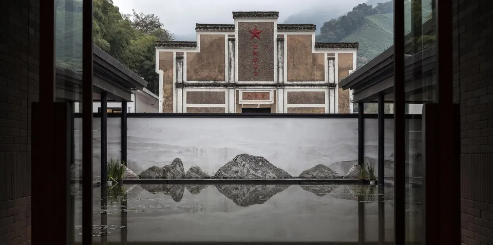 現代大廳採用混凝土地板與牆面,設有岩石水景及傳統中式建築元素