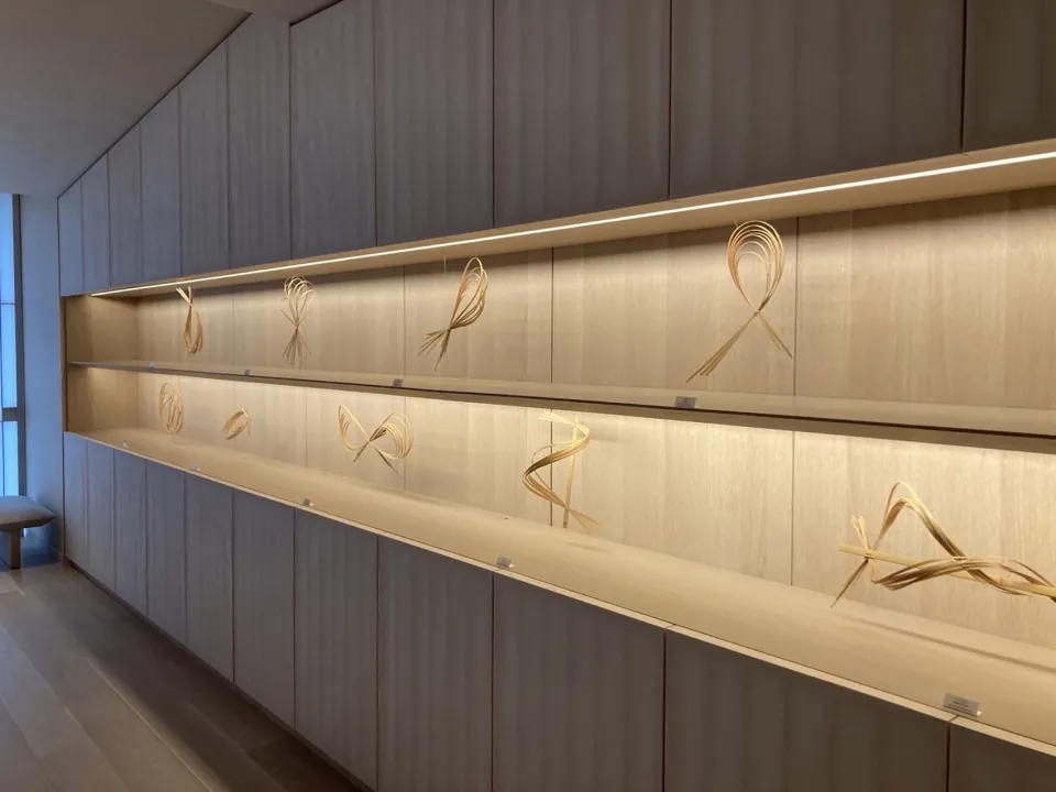 室內設計中展示木製藝術裝置,置於層架上並帶有精緻圖紋。