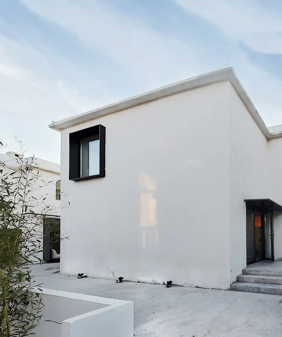 現代極簡住宅建築外觀，採用混凝土材質。