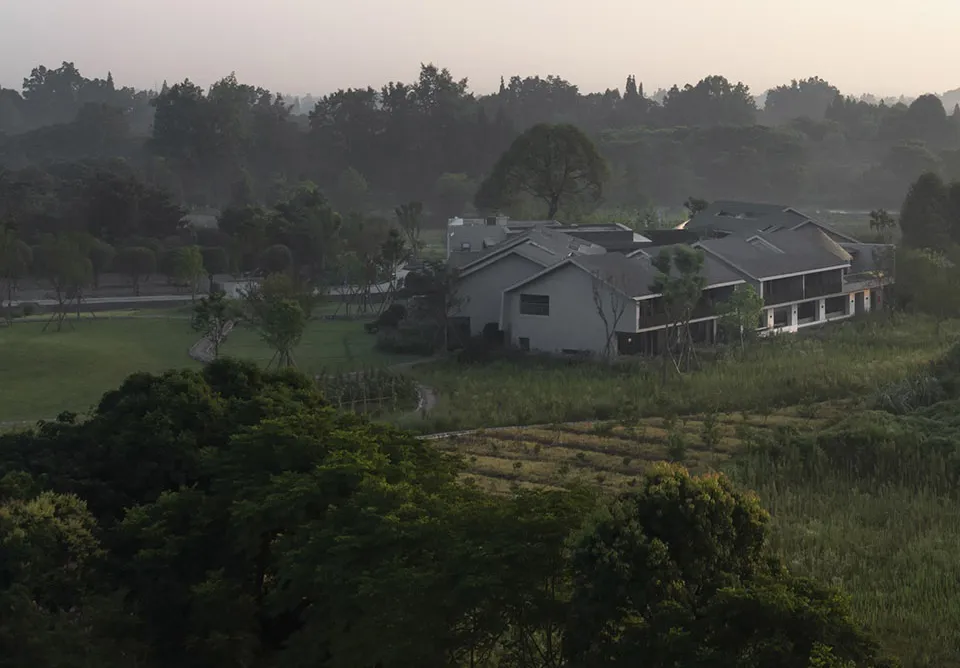 一座擁有玻璃與混凝土外觀的現代住宅。