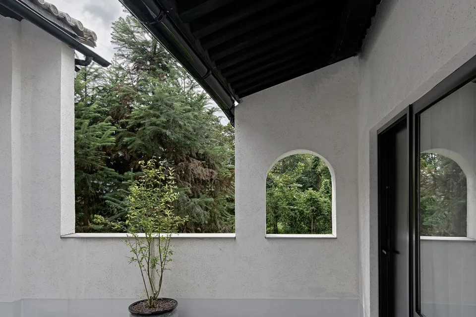 A minimalist house with a concrete exterior, featuring clean lines and natural light.