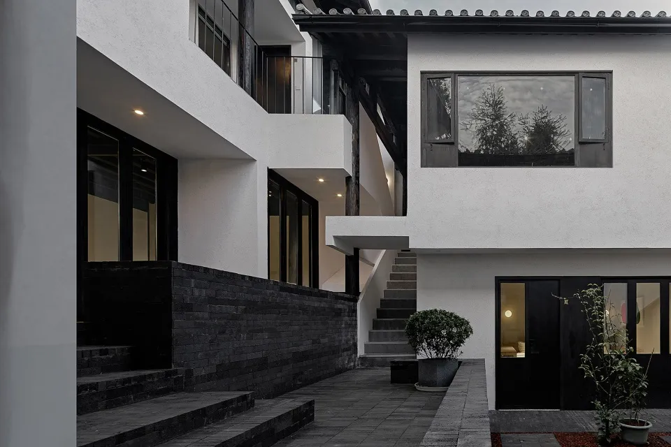 現代住宅立面,採用黑木與混凝土材質。