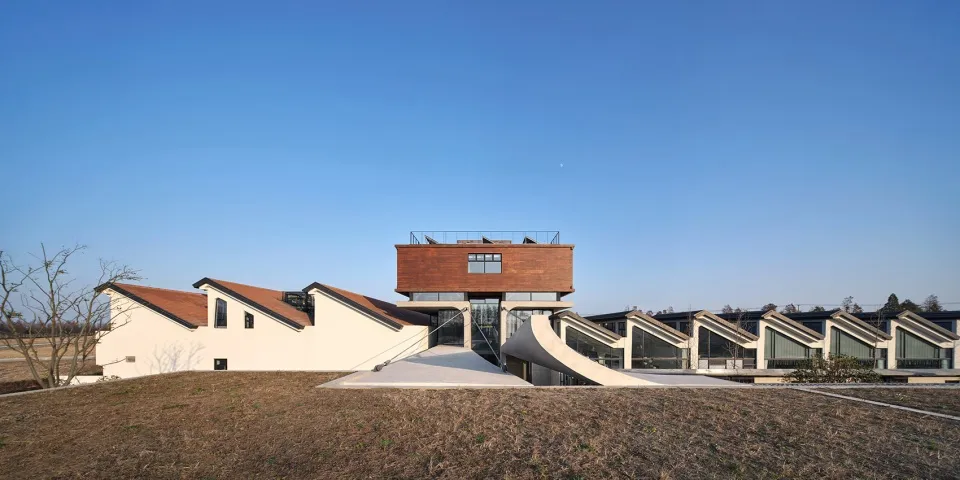 一座現代住宅豪宅,擁有混凝土外牆與大型窗戶。