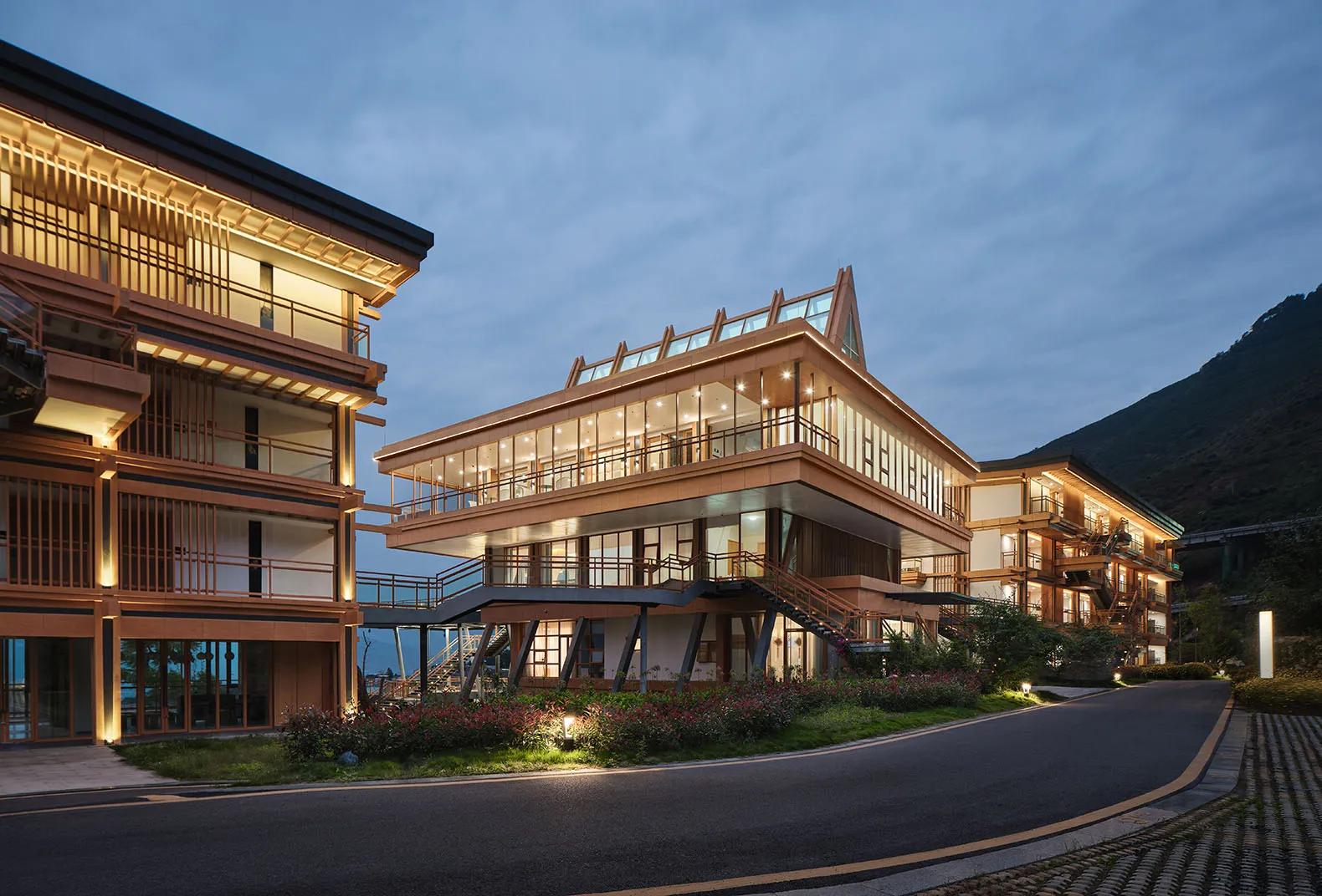 一座以木造建構的現代住宅建築。