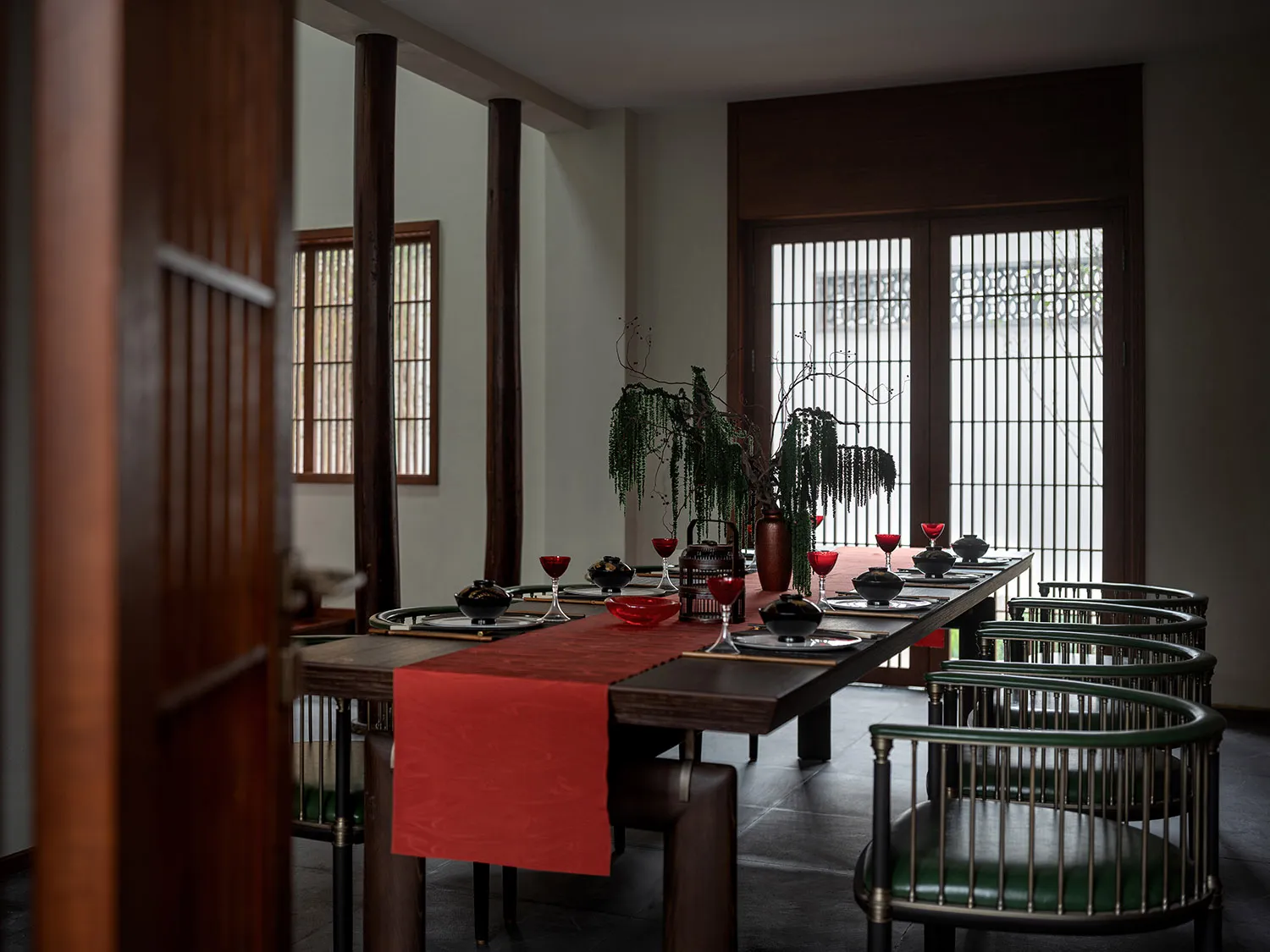 一間現代餐廳,搭配木質家具與玻璃餐具。