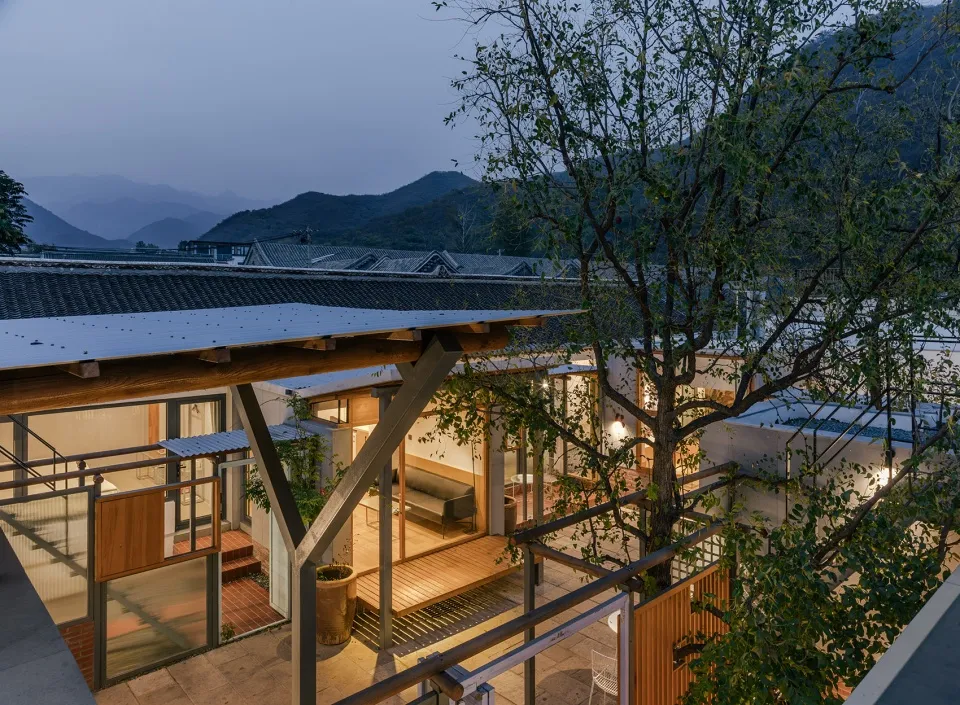 現代住宅庭院，採用木質與混凝土材質。