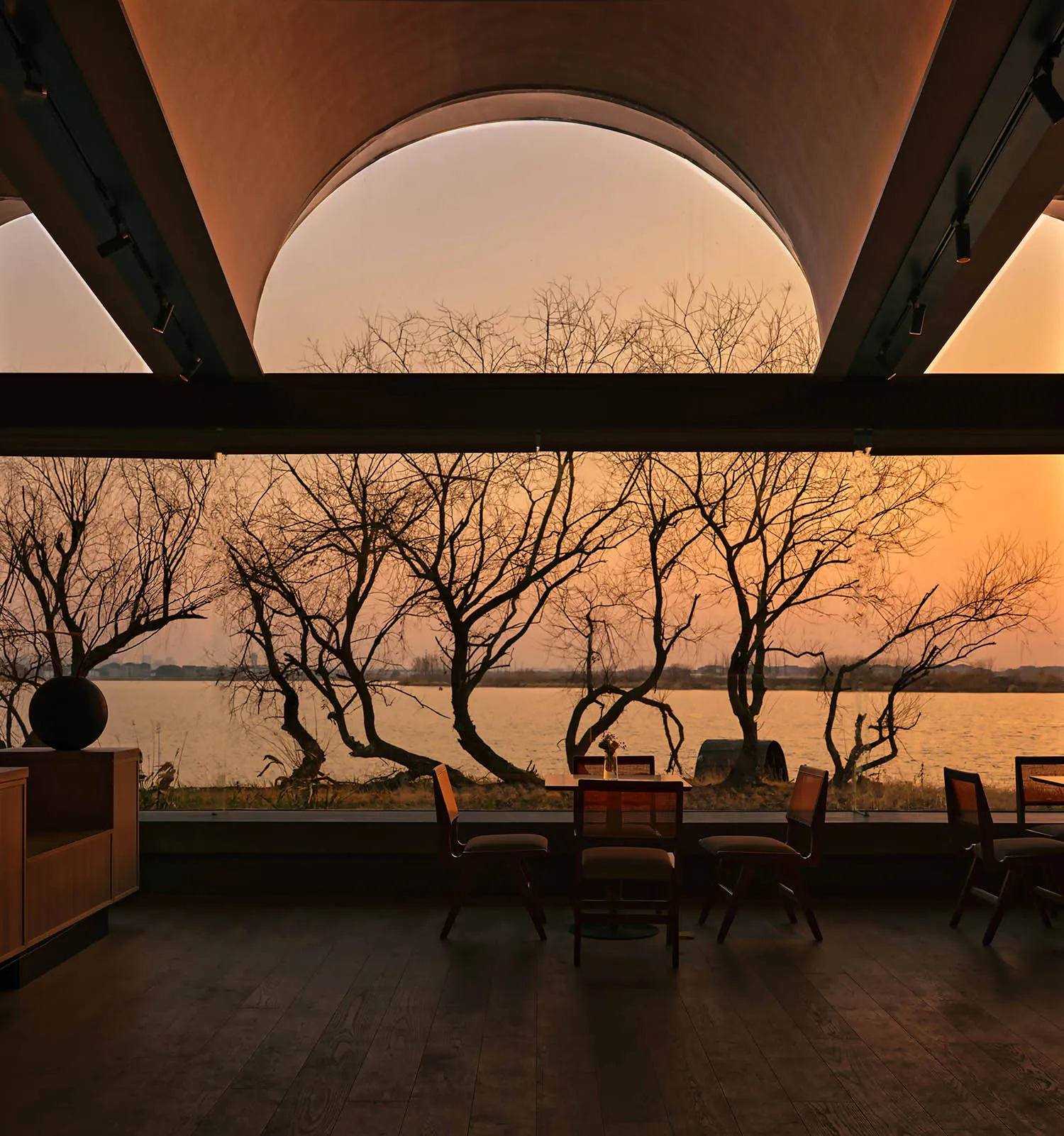 現代餐廳室內，展現木質建築與水景視野