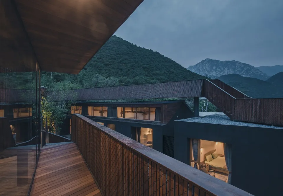 木質露台俯瞰住宅區,背景為山景。