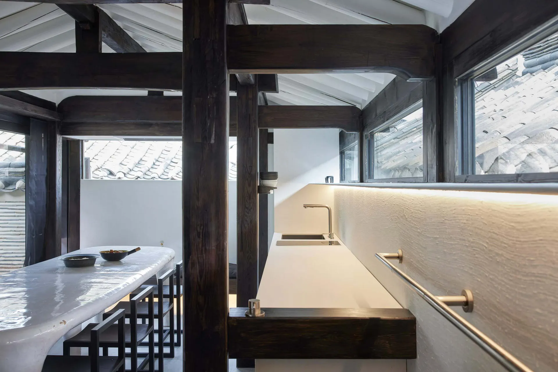 Modern kitchen featuring polished porcelain surface and sleek, contemporary design elements.