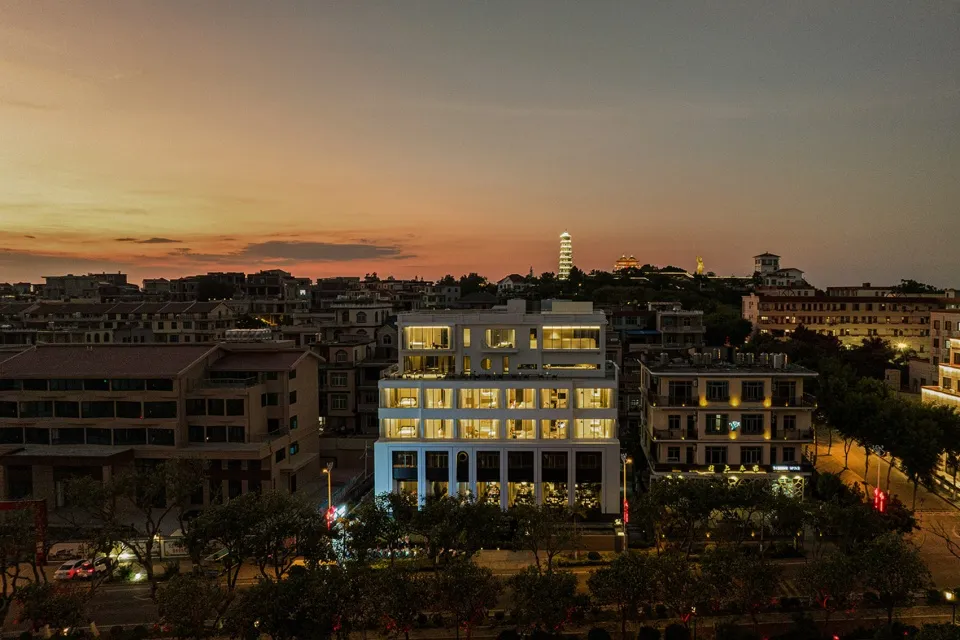 夕陽餘暉映照下,城市建築群燈火通明