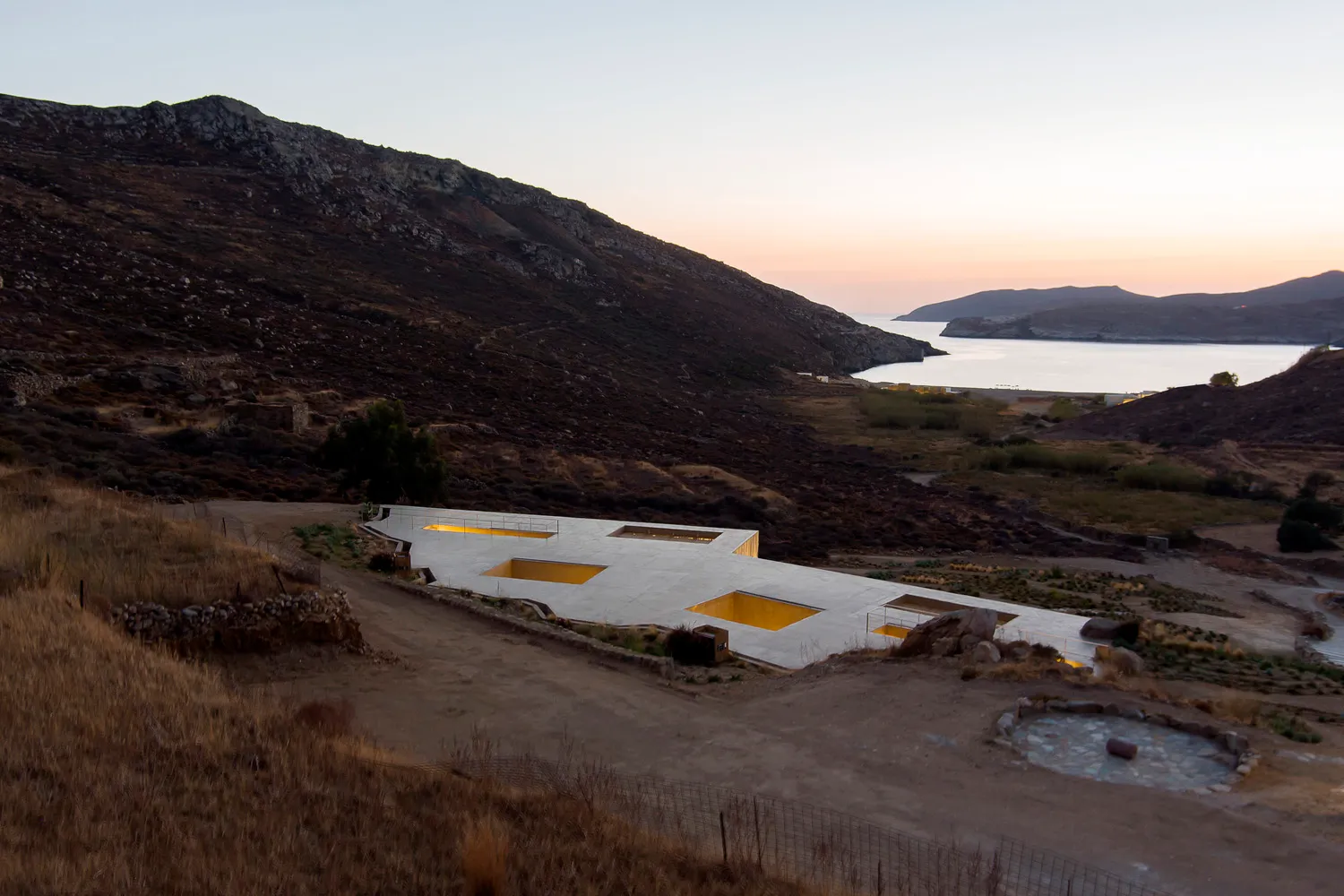 現代建築結構採用混凝土材質，坐落於山坡上，俯瞰水景。