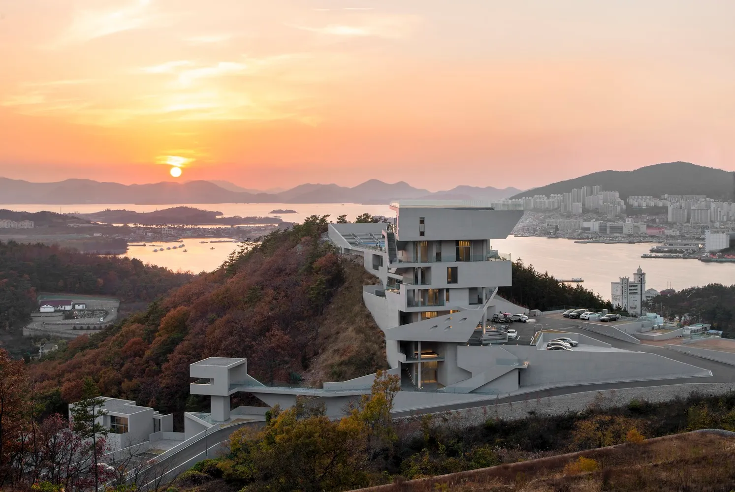 現代住宅建築坐落於山坡上,以混凝土建造而成。