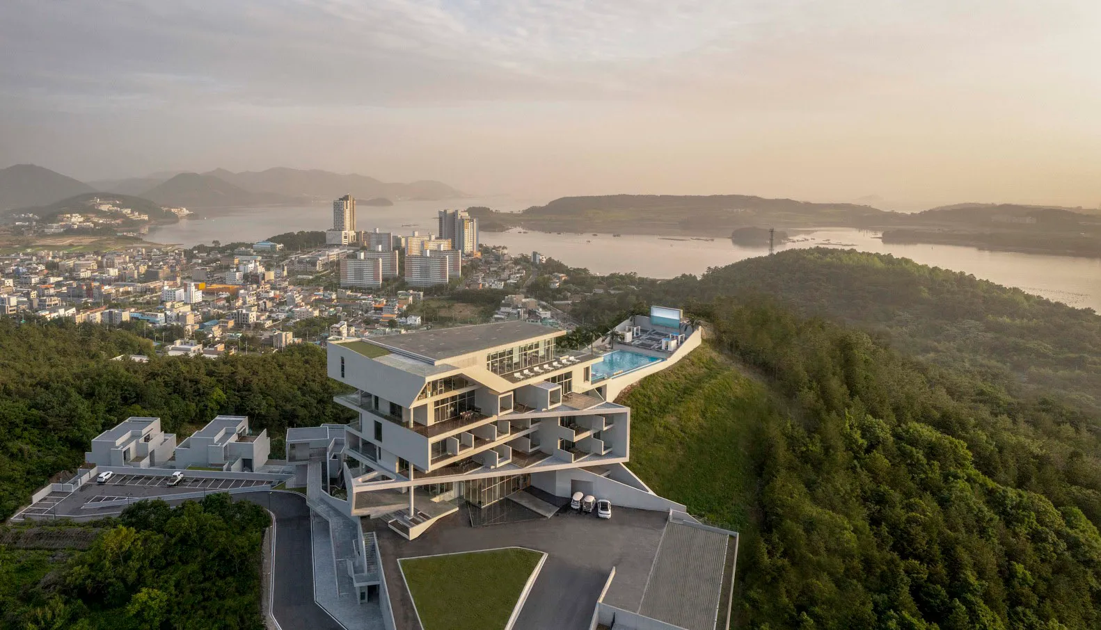 一座具有混凝土外觀的現代住宅建築。