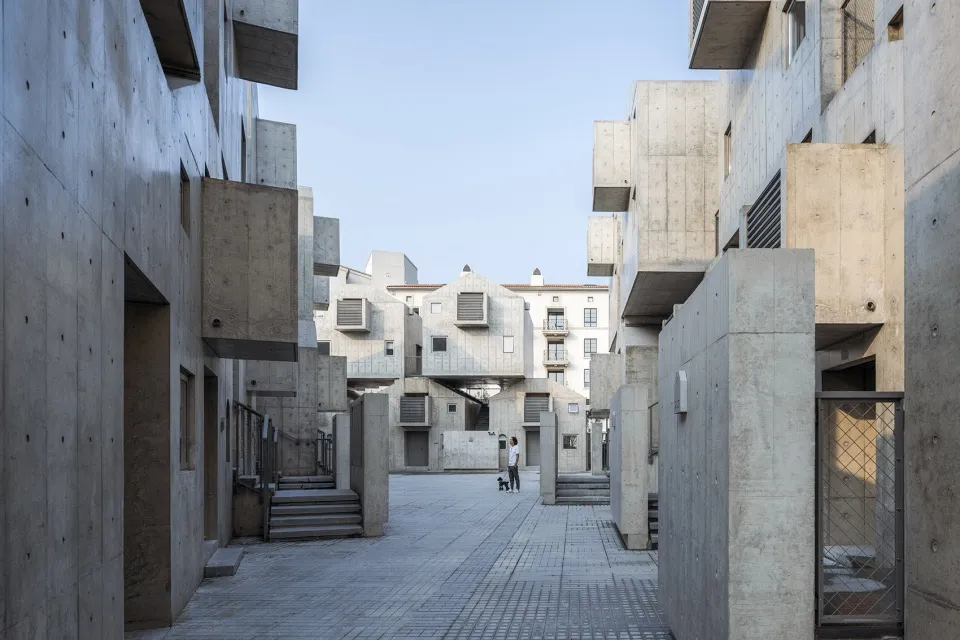 一座現代住宅大樓，擁有混凝土外牆與幾何建築元素。