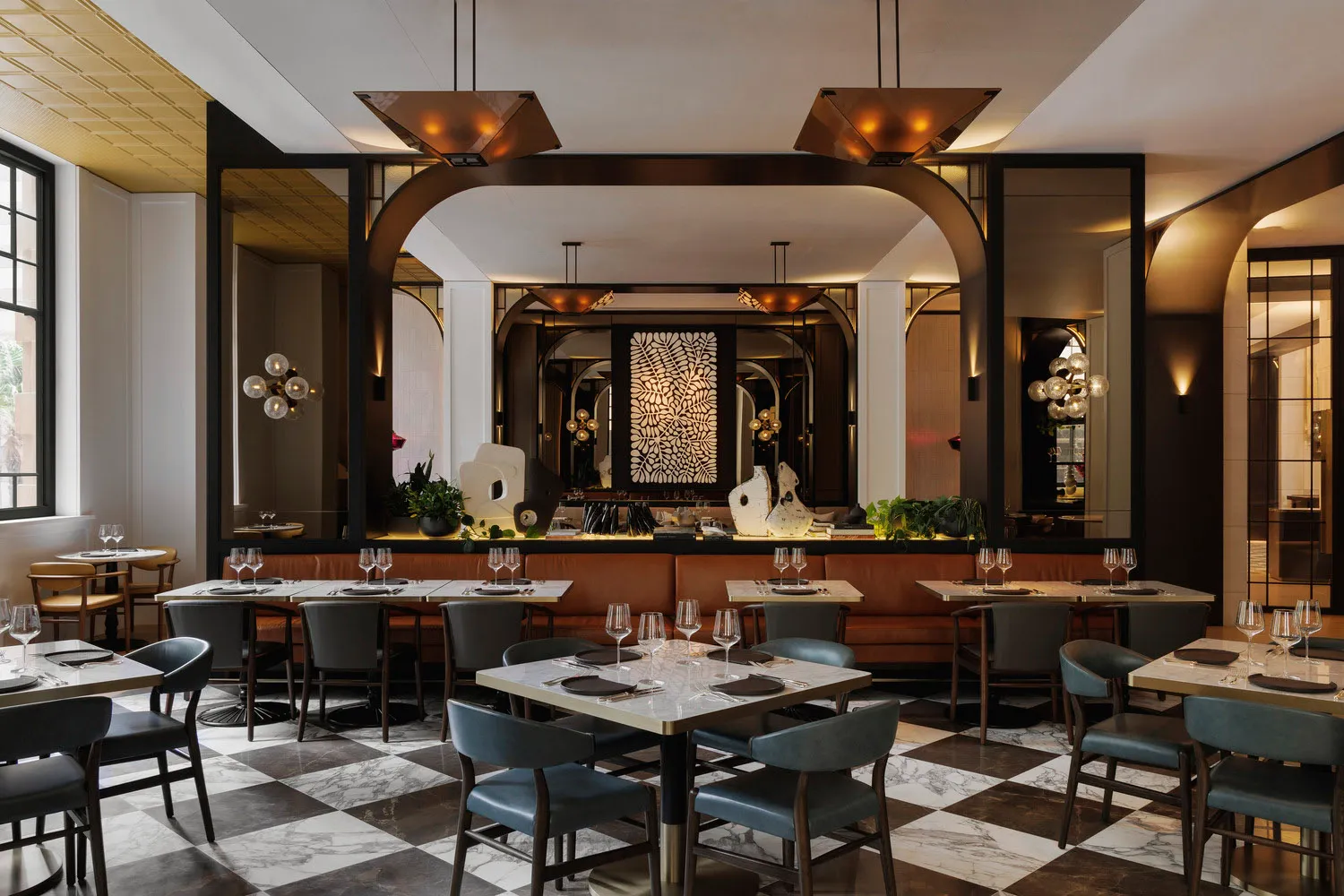 現代餐廳室內空間，採用大理石與混凝土材質。