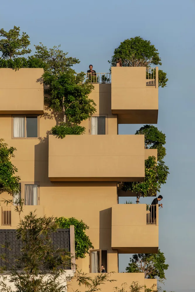 一座現代住宅建築,擁有混凝土外牆與玻璃窗。