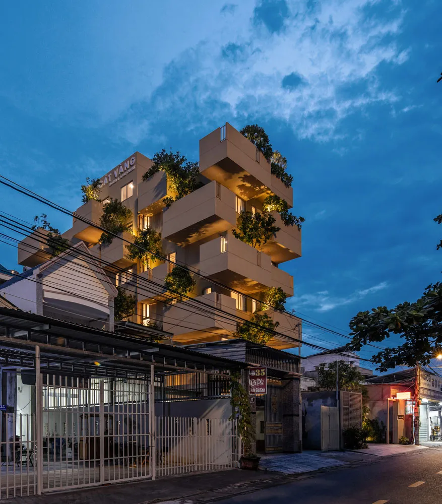 現代住宅採用清水模外牆搭配綠屋頂，背景為藍天白雲。