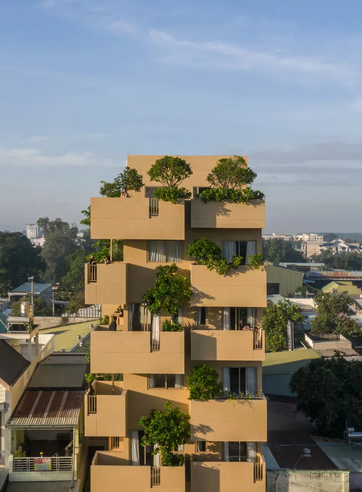 一座現代建築搭配綠屋頂與外牆覆材，展現永續都市設計。