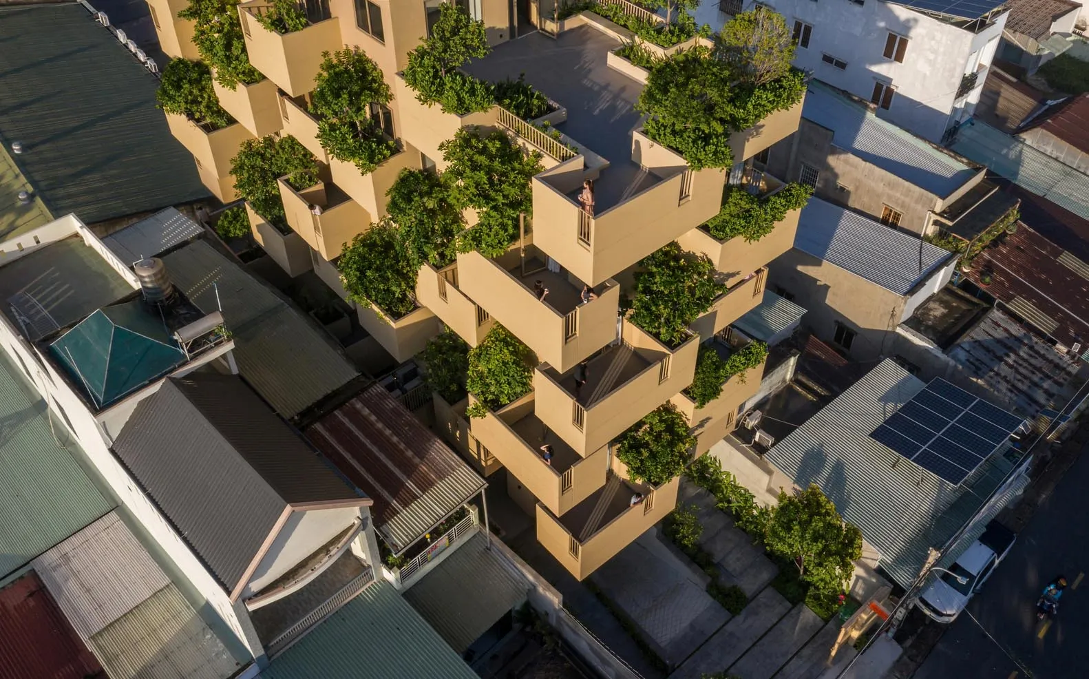 現代住宅建築,設有綠屋頂與混凝土結構。