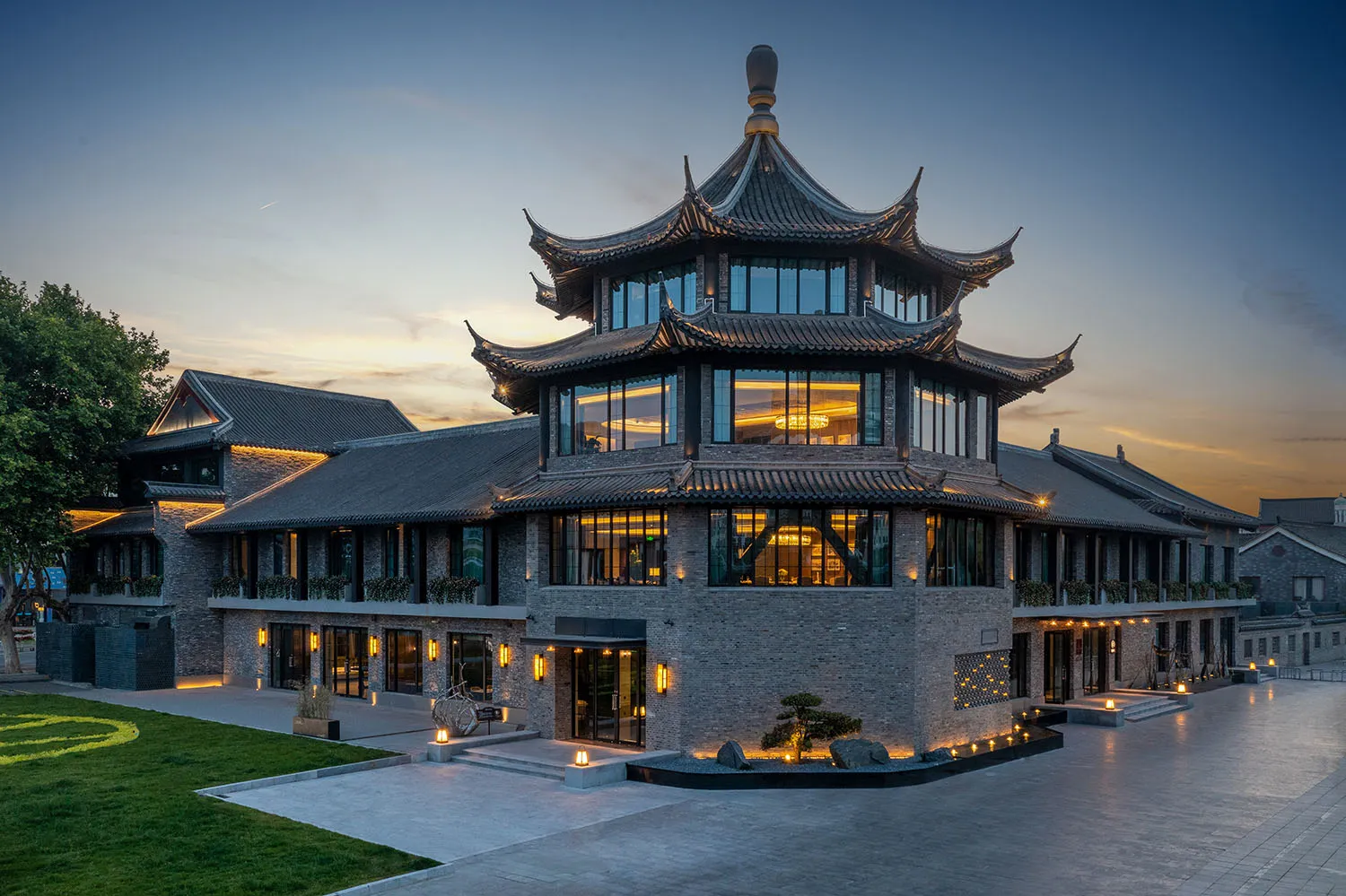 一棟擁有磚造外牆與傳統中式建築設計的現代建築。