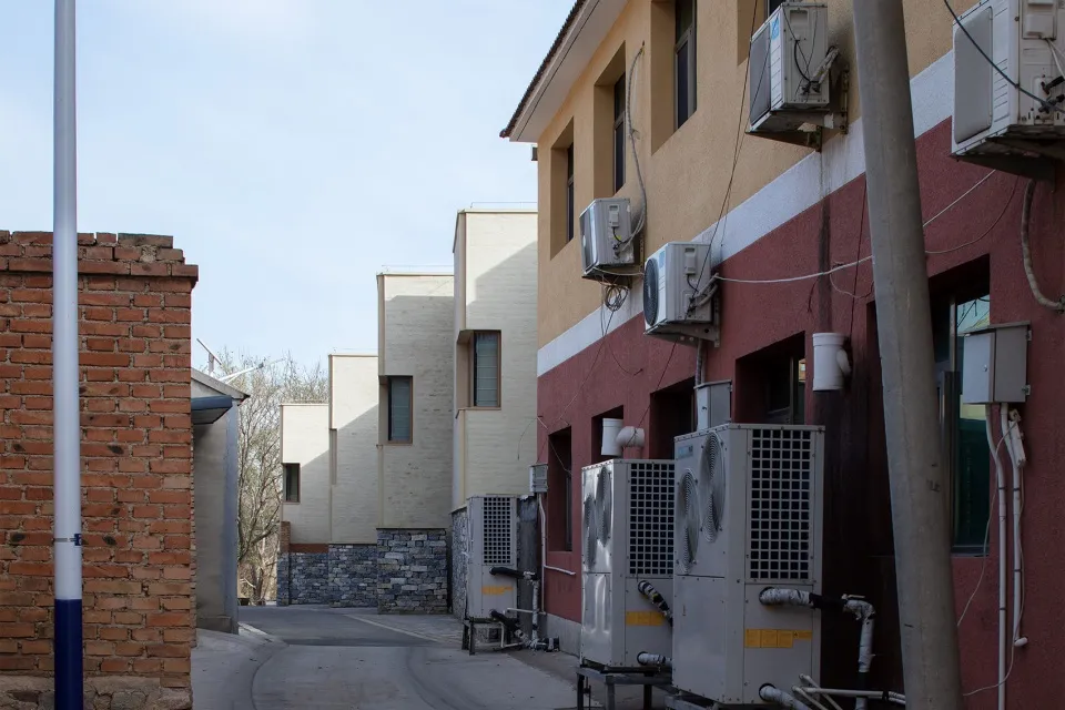 城市街道上的建築物採用混凝土外牆，並在立面上安裝冷氣機。