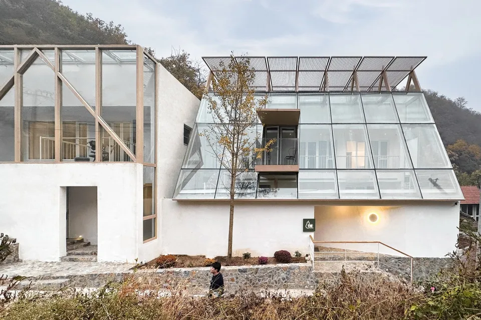 A minimalist house featuring glass and concrete materials