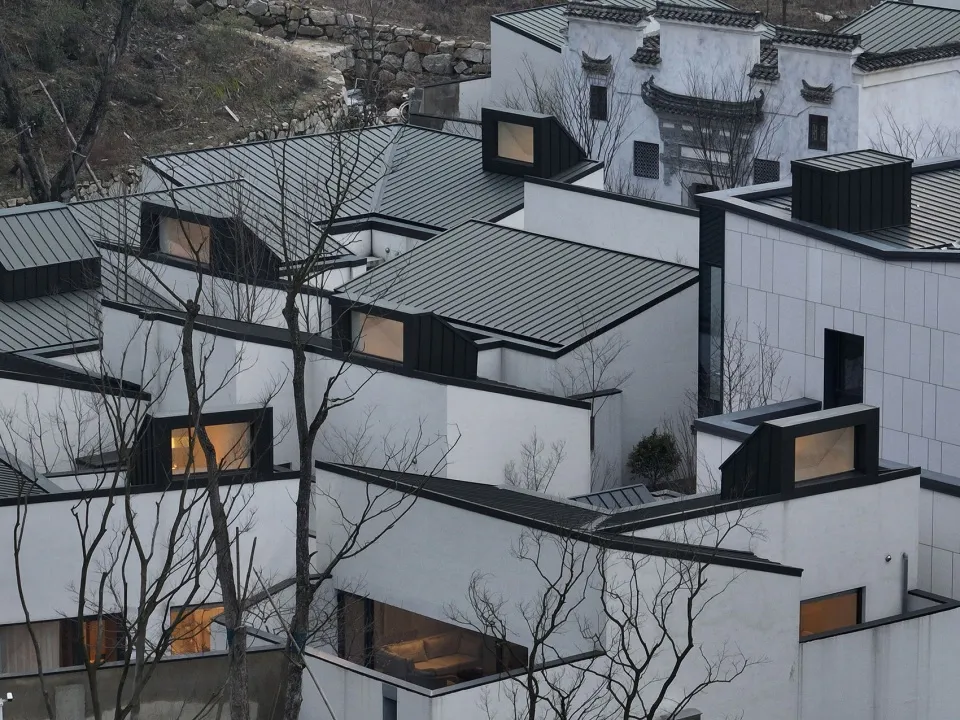 擁有金屬屋頂與玻璃窗的現代建築