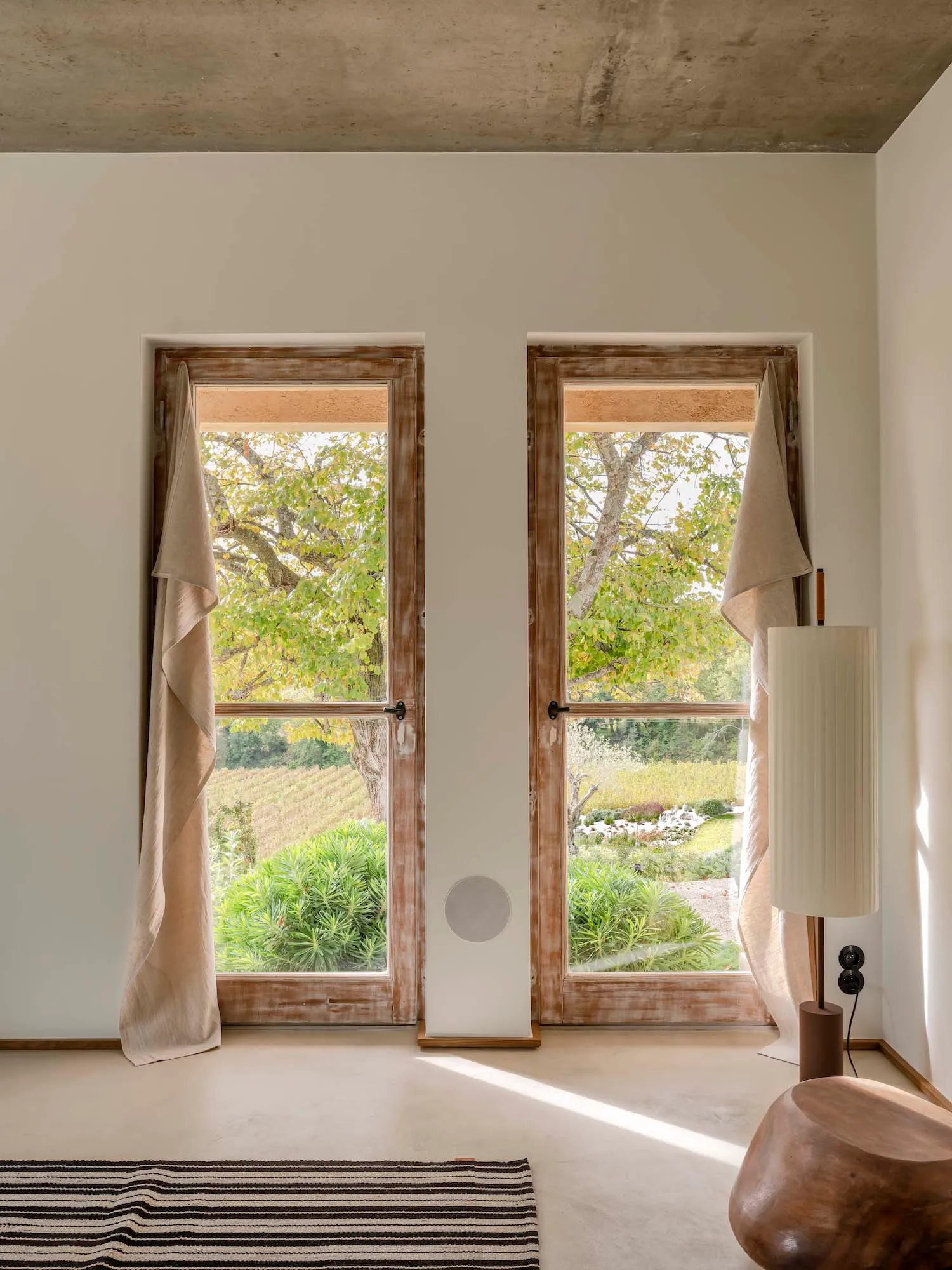 現代簡約客廳，強調木質元素與大面窗景。
