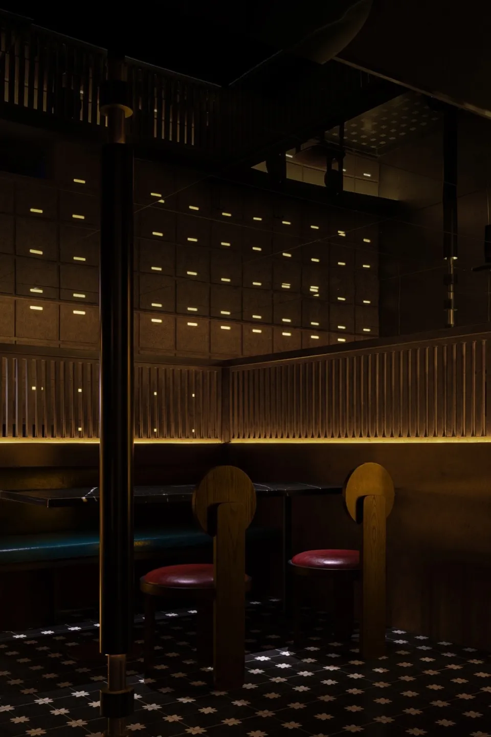 現代工業風餐廳室內,搭配木質家具與燈光。