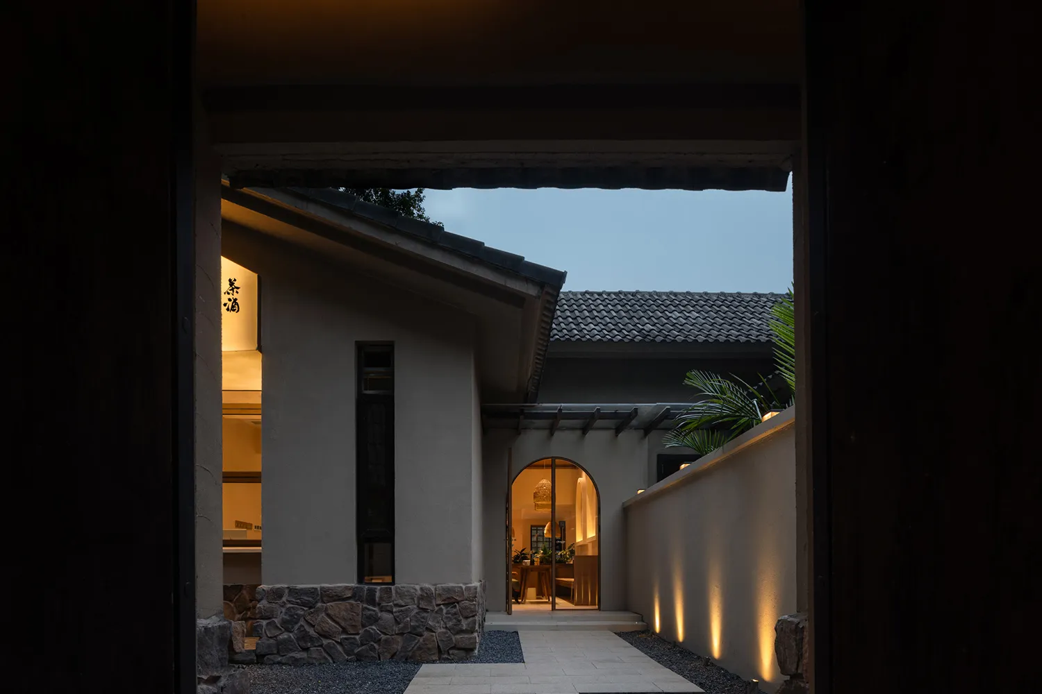 現代住宅外觀，採用混凝土與石材材質。