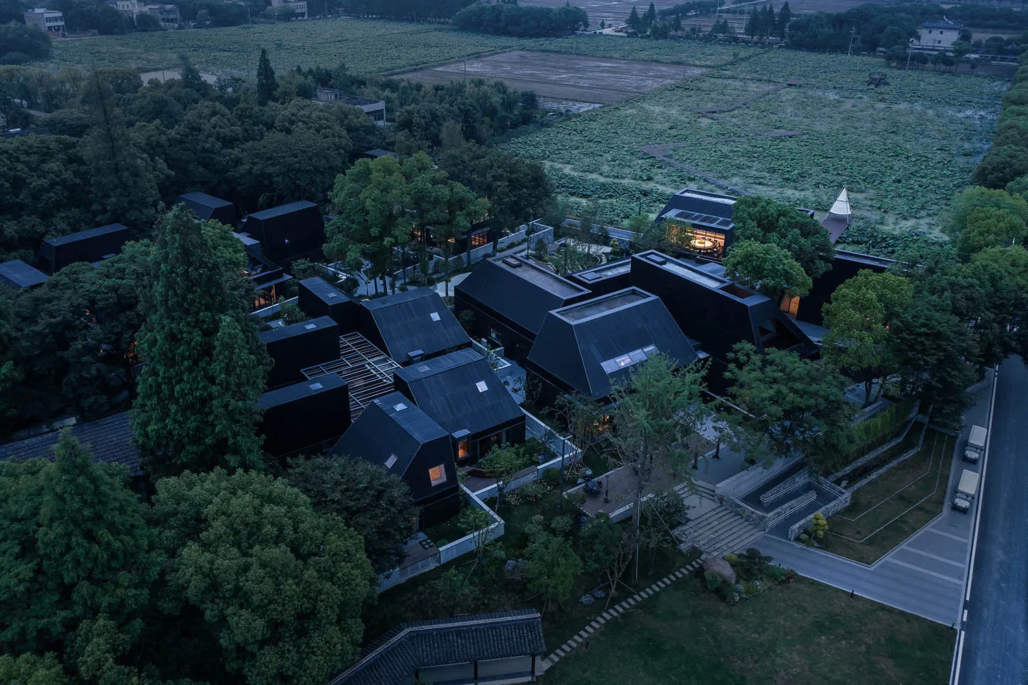 一座擁有黑色金屬外觀的現代住宅建築。