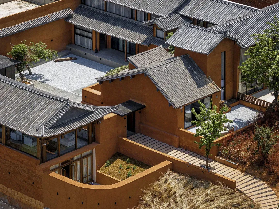 現代住宅外觀，搭配陶土瓦屋頂與外牆。
