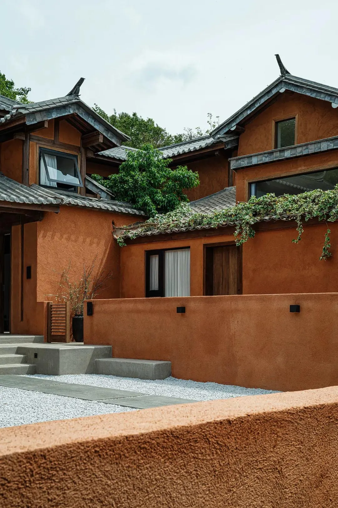 傳統陶土住宅,搭配紅色陶瓦屋頂與外牆。