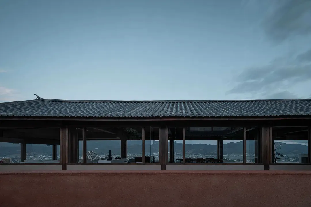 圖中呈現傳統建築的外觀屋頂線條，搭配水磨石材質的屋頂。