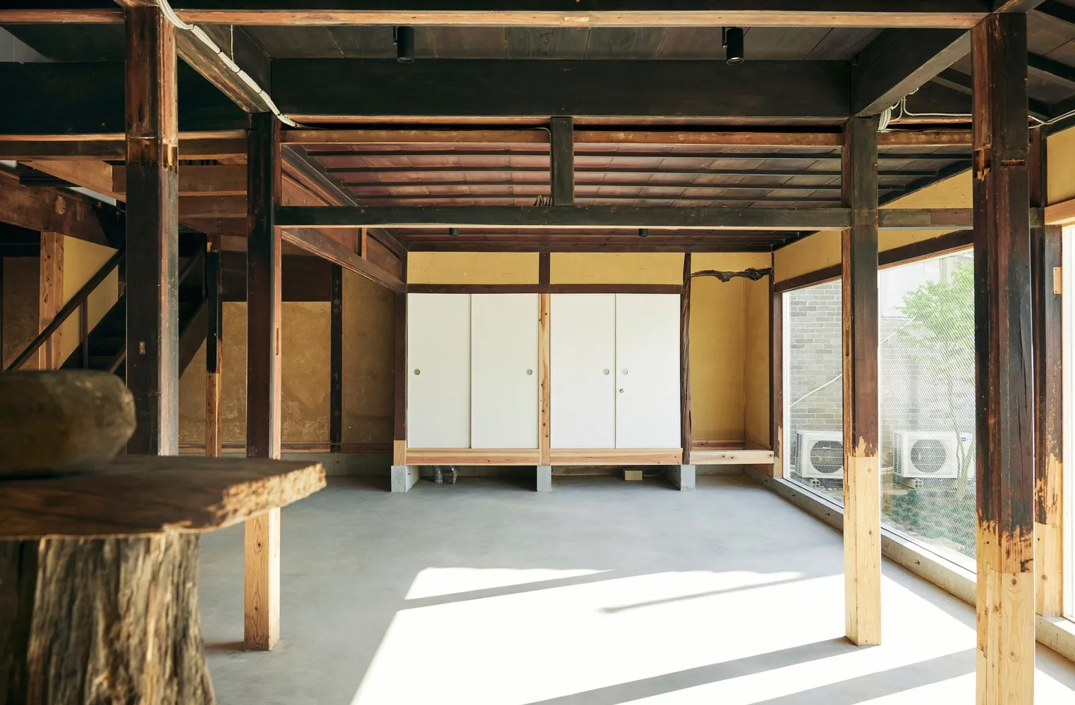 極簡住宅室內,混凝土地板搭配木樑