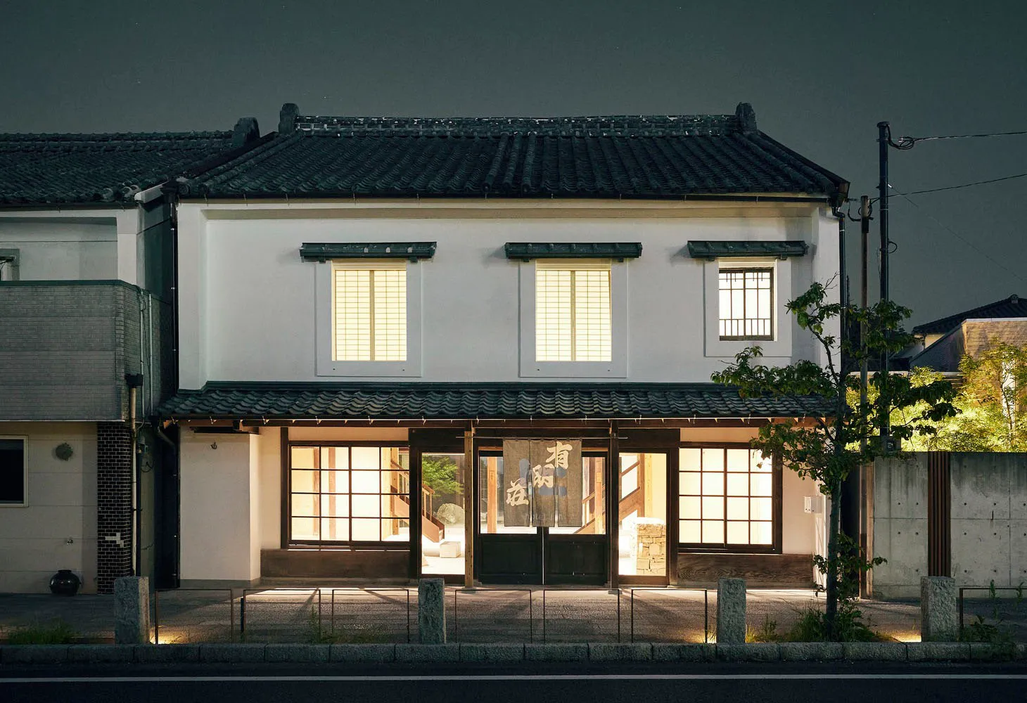 現代建築外觀,採用磚塊、混凝土與木材材質