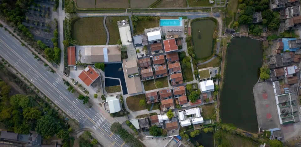現代住宅開發區的鳥瞰視角，呈現維護良好的建築、開闊的綠地，以及大片水域