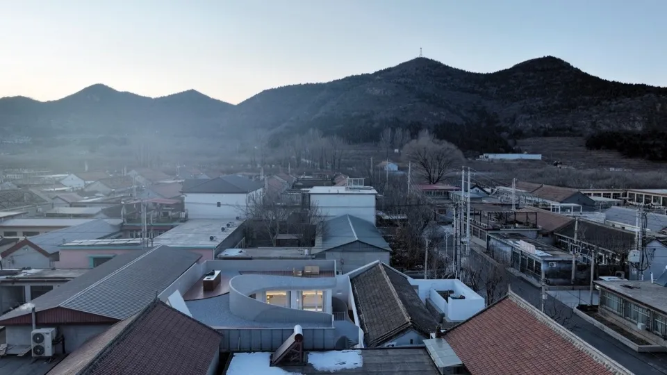 都市環境中屋頂與山脈的俯瞰視角。