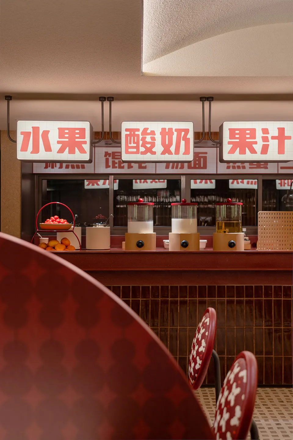 現代餐廳室內採用簡約設計,搭配木質家具、玻璃隔板與金屬點綴。