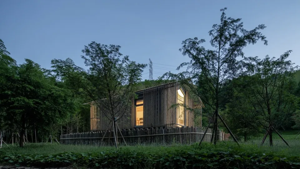 以木質為主建構的簡約建築，僅有一扇窗戶透出燈光。
