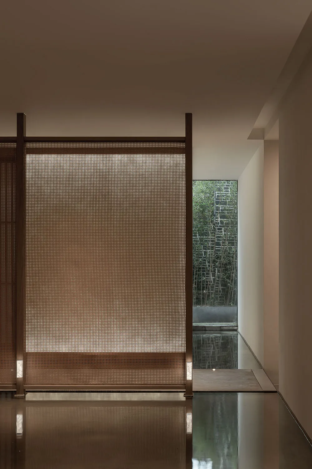 室內視圖,展現金屬穿孔板的現代設計