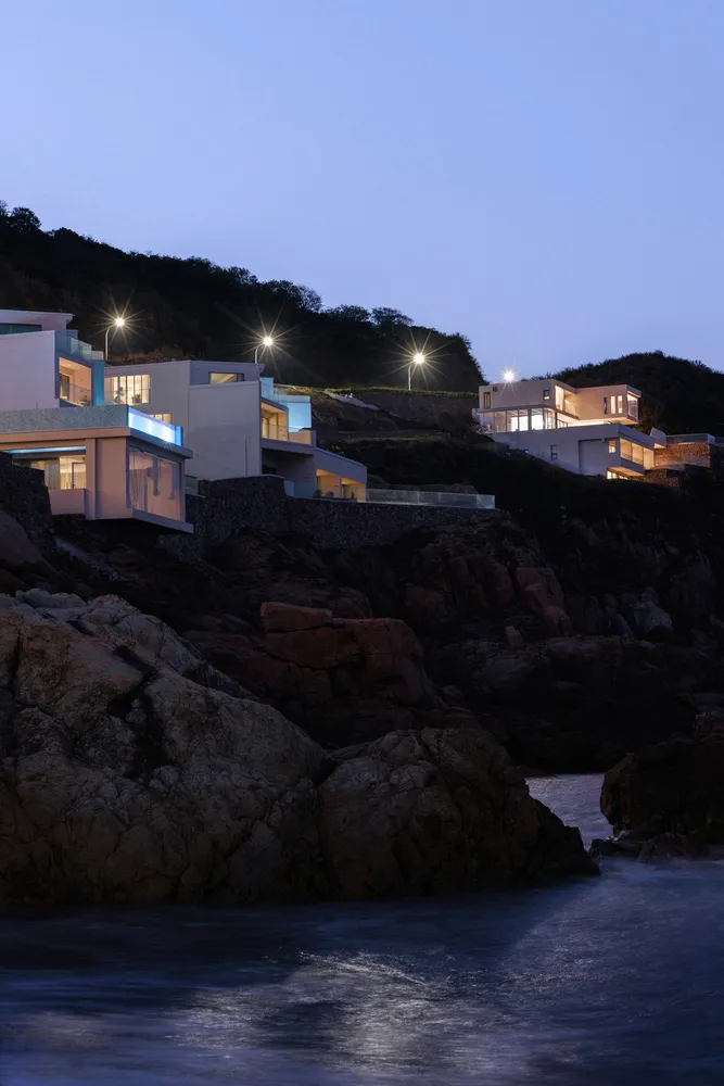 現代住宅房屋以混凝土建造,黃昏時分燈光點亮。