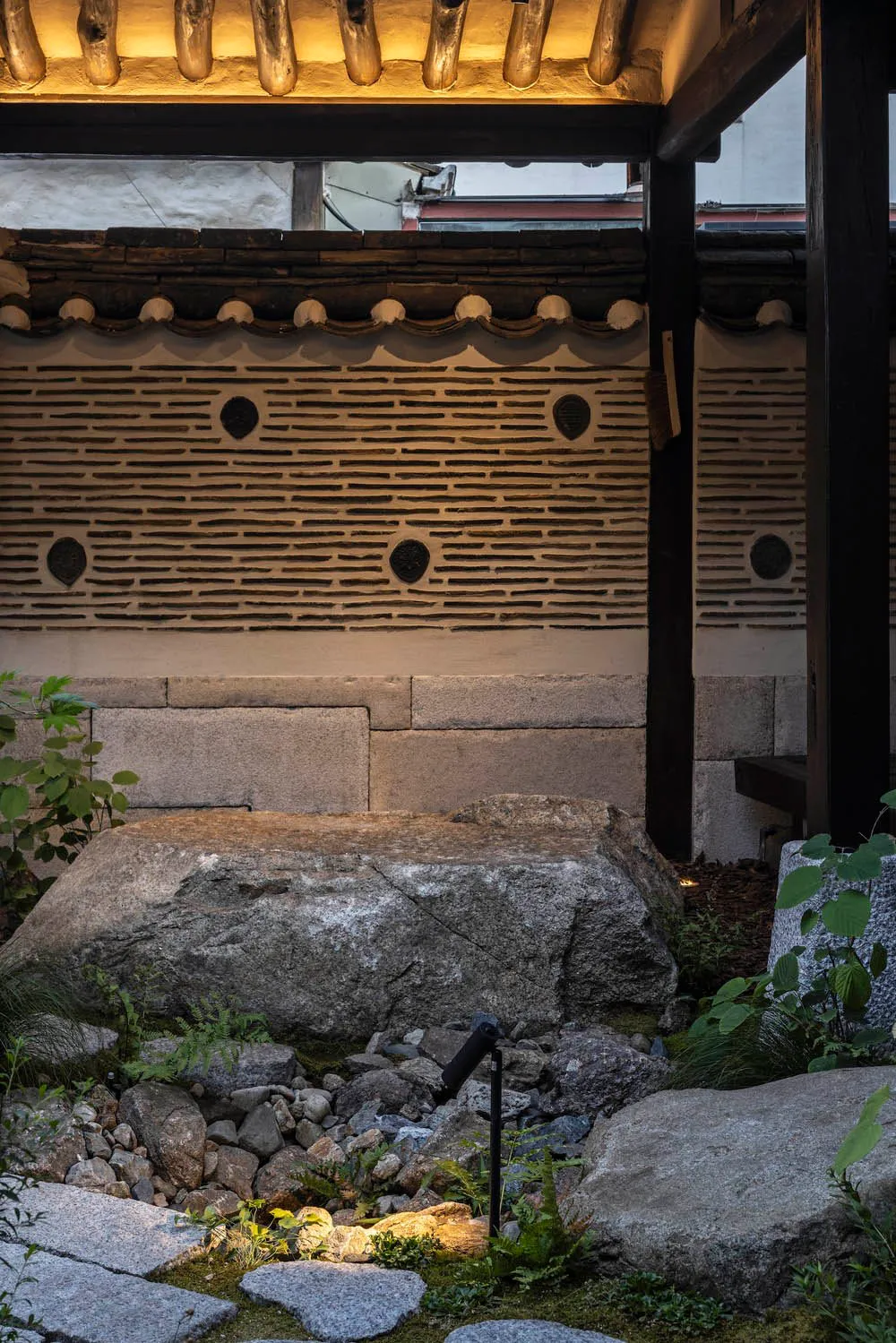 傳統日式枯山水庭園,呈現大型石塊與自然元素。