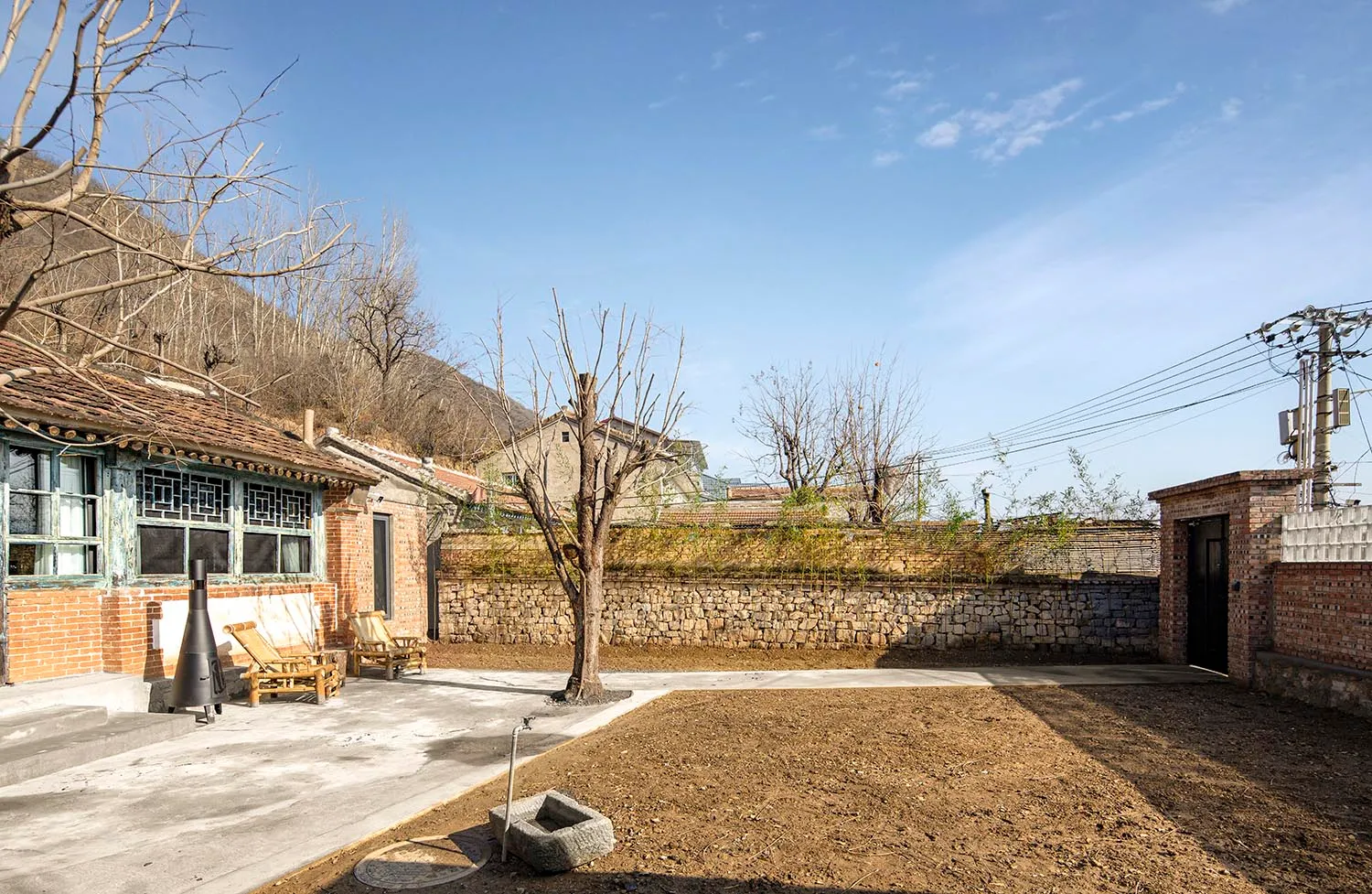 傳統磚造住宅，搭配石牆與乾草地。