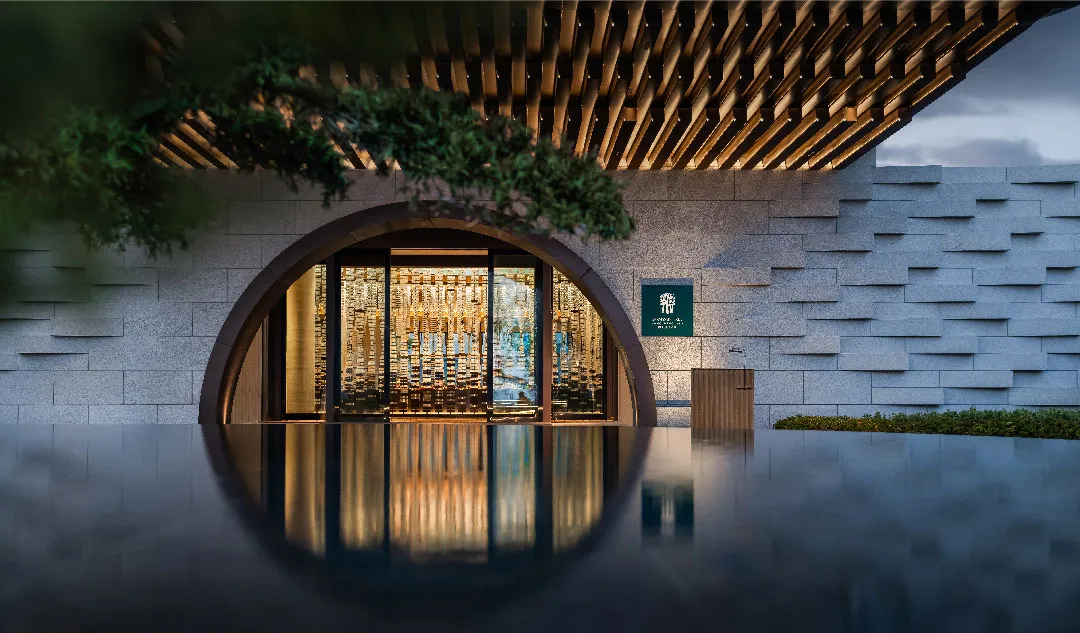 現代酒店門口以玻璃牆與混凝土天花板為框景。