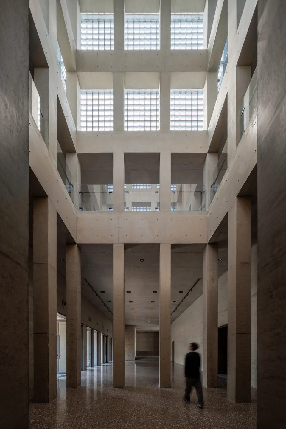 現代建築空間採用清水混凝土材質與挑高天花板。