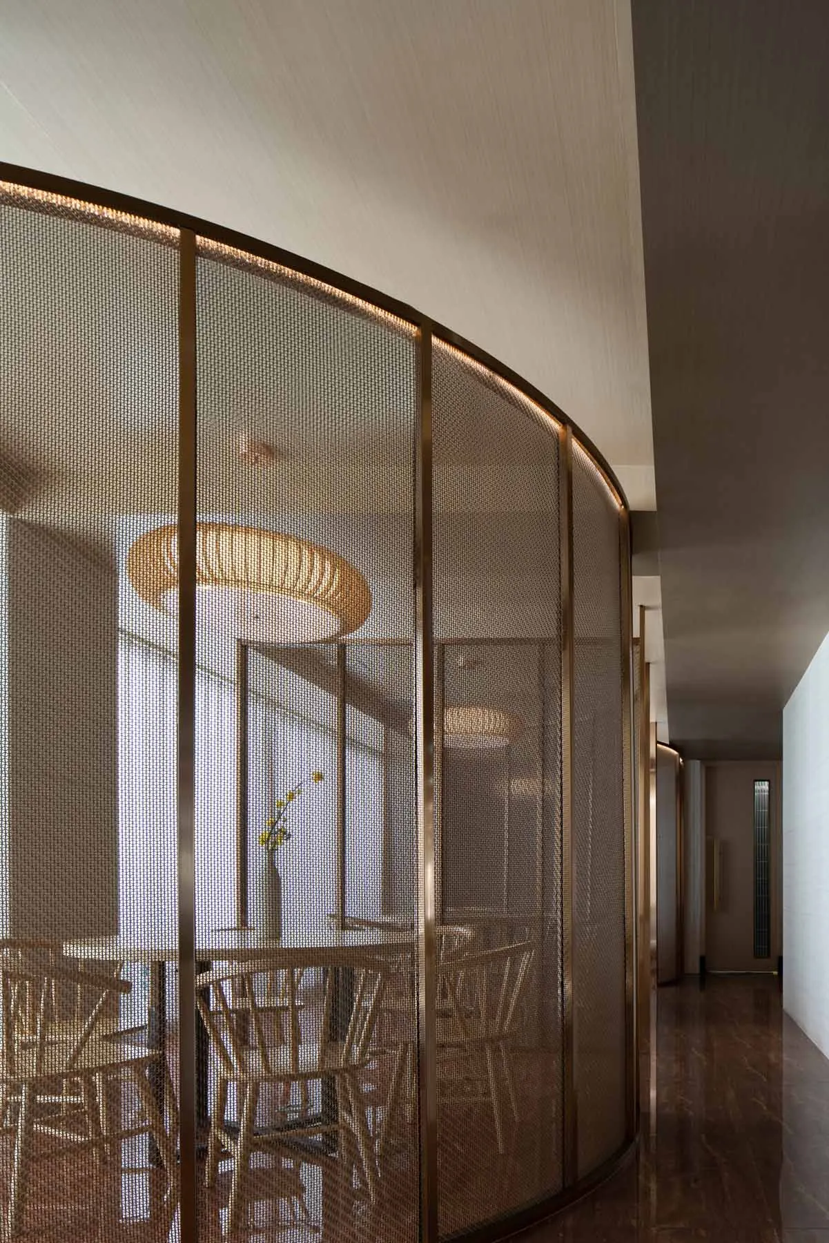 Modern metal restaurant interior with a Bloch suspension lamp.