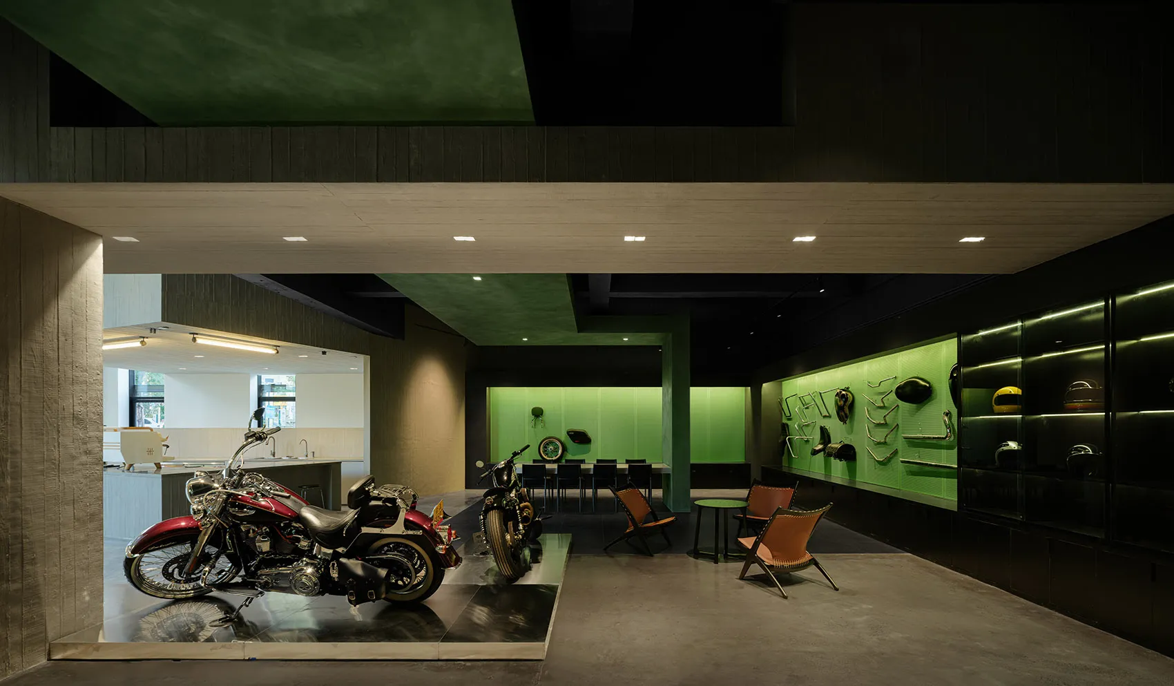 工業風摩托車展示間,搭配混凝土地板與牆面。