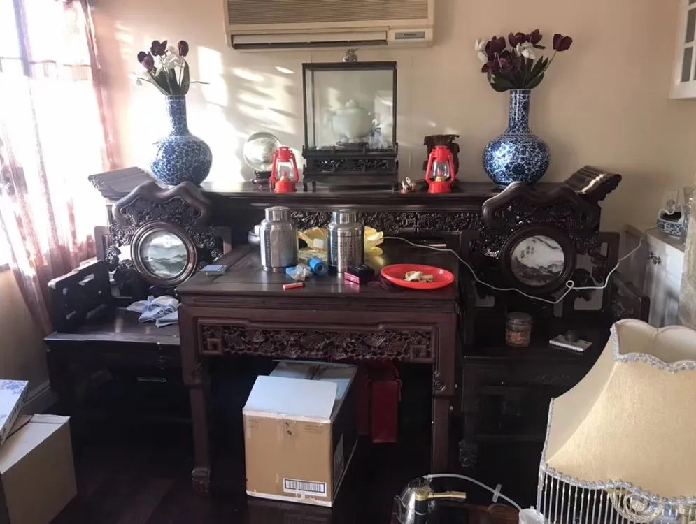 中式室內設計場景，搭配木製家具與裝飾品。